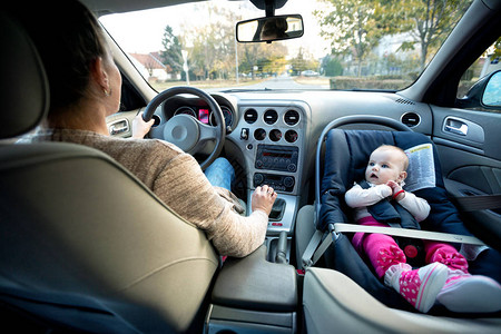 妈和她可爱的女儿开车在附图片
