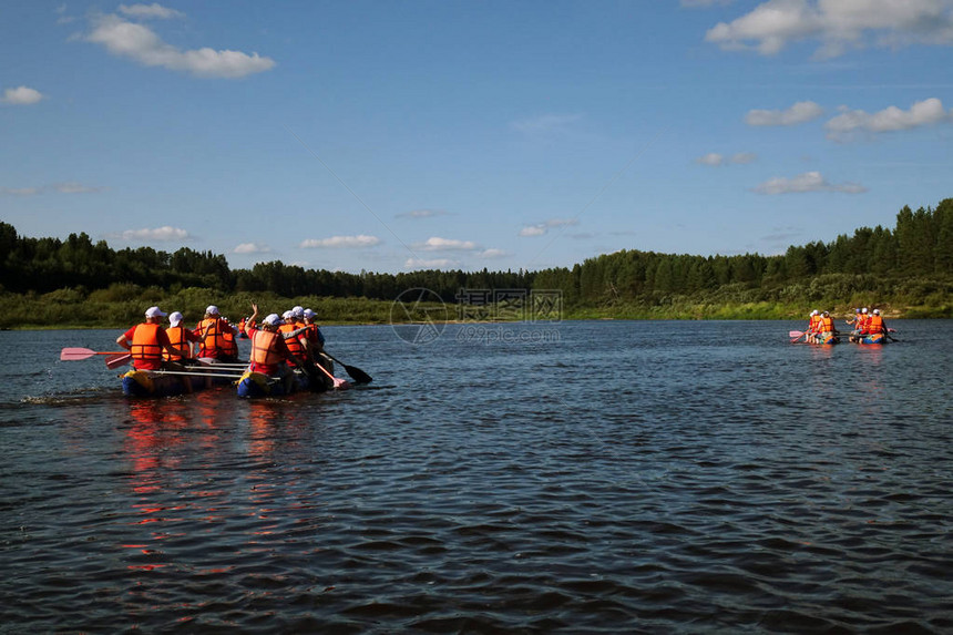 一群游客漂浮在一条宁静的河上图片