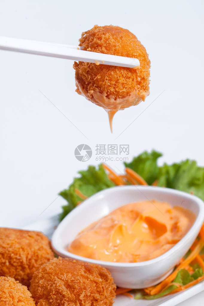 用筷子夹食物油炸奶酪搭配lueangkropcheesy蘸酱图片