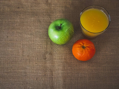 早餐来自一杯橙汁的杯子橘子酱和绿色苹果在古图片