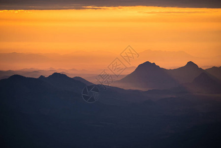 美妙的风景日出山与雾黄金天空和早晨上升的阳光在山上图片