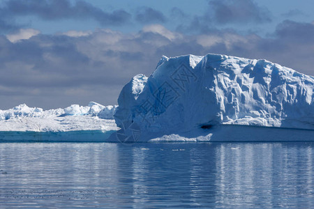 乘坐科学船沿着南极洲旅行研究冰海洋生物和全球变暖各种形式图片