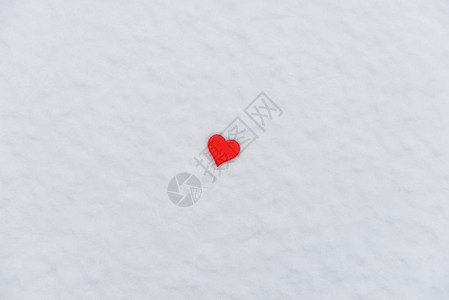 雪中的心形棒糖情人节冬背景图片