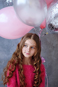 灰色背景上有粉红色灰色气球的女孩美丽快乐的女孩快乐的模特摆姿势图片