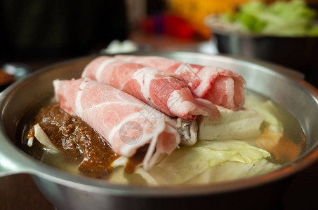 火锅配蔬菜和猪肉的特写图像图片