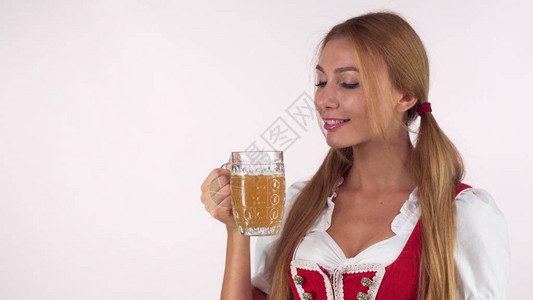 快乐美丽的慕尼黑啤酒节女人喝着啤酒图片