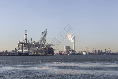 黄昏现代港口和全球贸易背景的集装箱集装箱航运图片