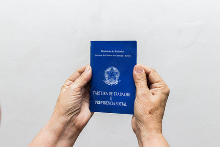 拿着工作簿巴西社会保障文件的白种人图片