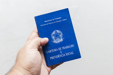 拿着工作簿巴西社会保障文件图片