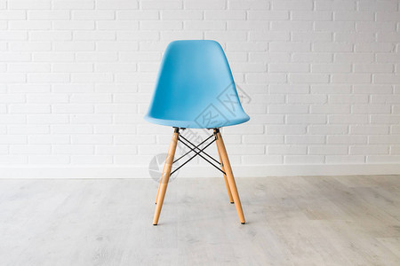 白色装饰背景中的现代蓝色椅子图片
