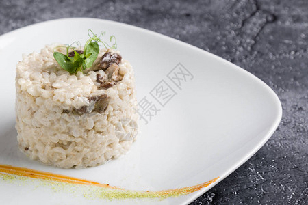白盘上煮熟的美味米饭部分图片