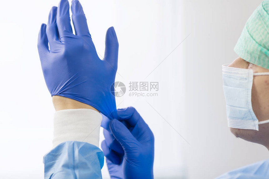 身戴无菌手套的外科医生图片