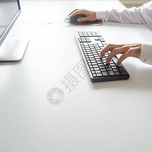 在开发程序时使用办公室电脑键盘和鼠标的计算机程图片