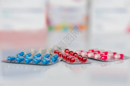白色蓝色红色和其他颜色的药丸白色背景上的塑料包装药丸医疗保健图片