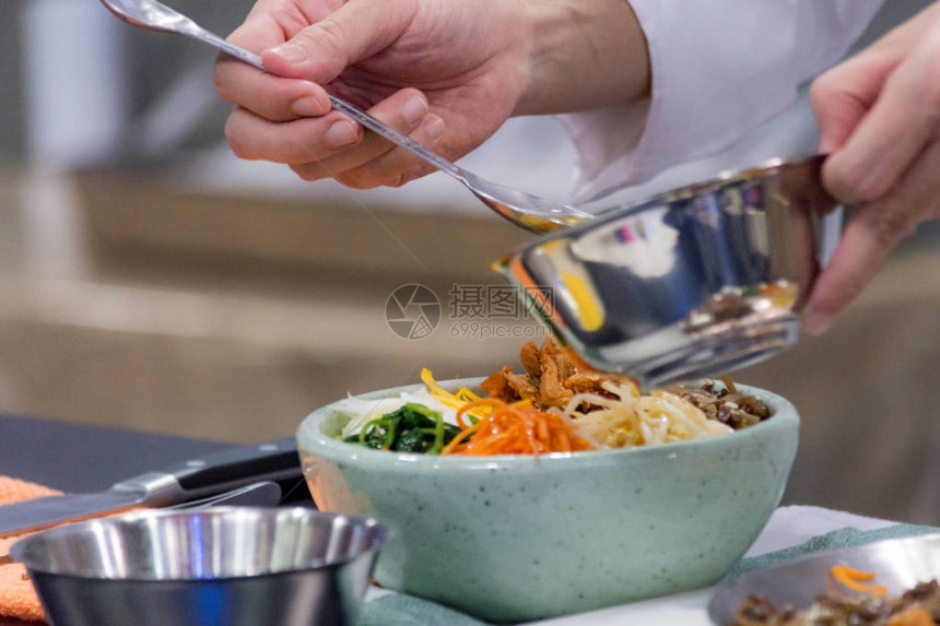 传统韩国料理拌饭图片