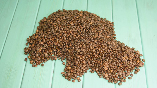 在绿松石背景的黑咖啡豆背景图片