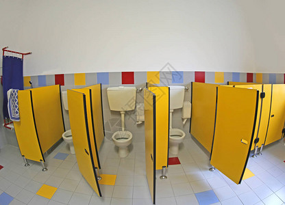 室内有黄色门没有孩子的学前卫生间内厕图片
