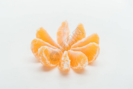 成熟的橘子片在白色背景上排列成圆圈图片