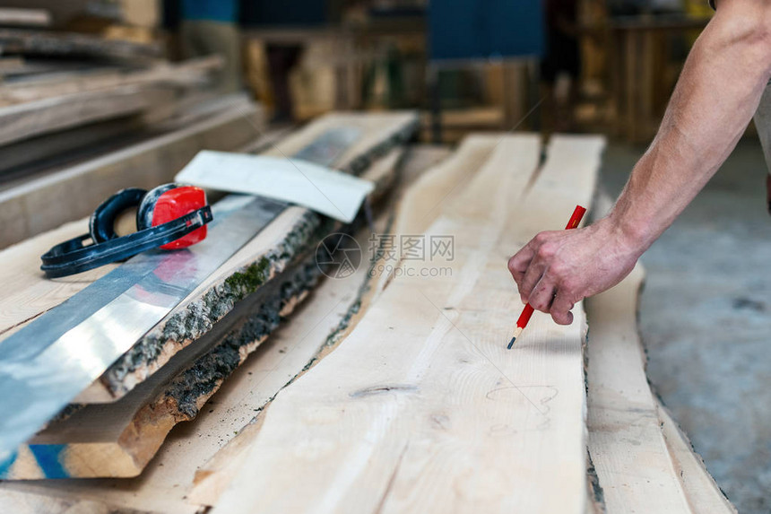 手工木材概念在车库或工作室里用红铅笔标记木头制作家具的手工橱柜制造商或手工艺图片