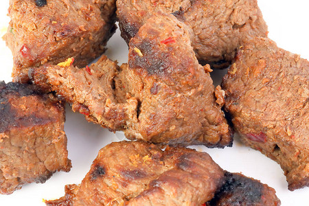 白色背景的牛肉烤羊肉串Tikka牛排烤架图片
