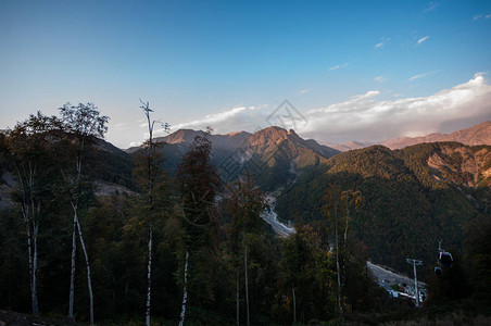 美丽的风景在山与太阳在黎明在日落时间的山阿塞拜图片