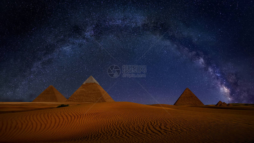 吉萨古金字塔在晚上反对星和银河系图片