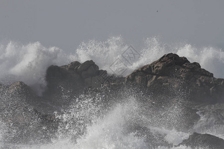 北葡萄牙海岸的裂缝在暴风雨中图片