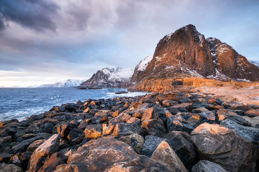 日出时的海景海边美丽的自然景观挪威罗弗敦群岛波浪和石头明图片