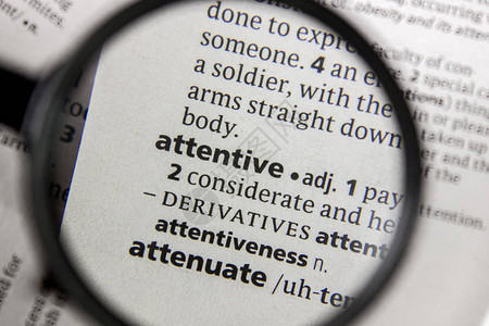 字典书中的单词或短语attentive背景图片