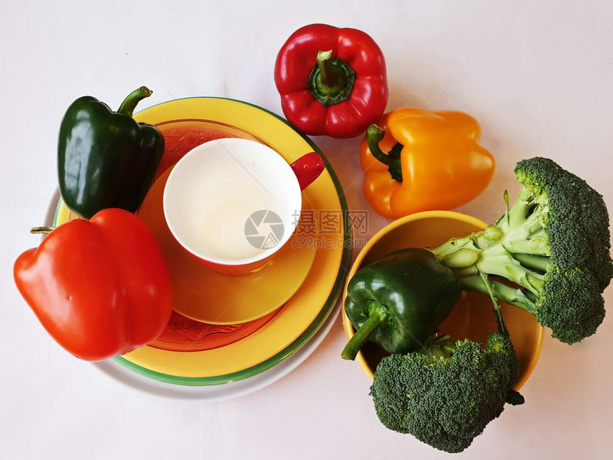 盘子上的辣椒粉甜椒西兰花蔬菜静物彩色健康食品维生素C黄红绿图片