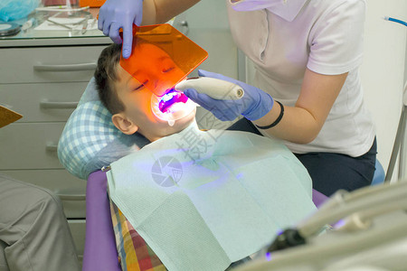 矫形医生把牙套绑在牙齿上男孩害图片