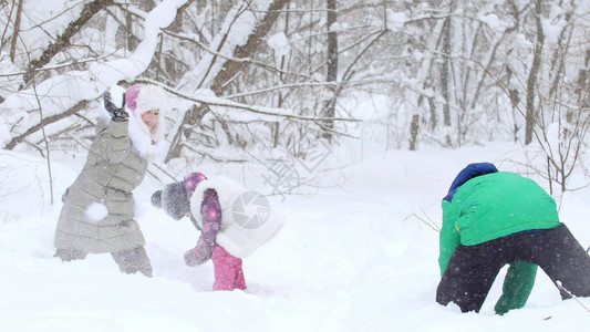 两个小女孩在冬季森林的雪里和朋友图片