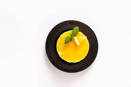 土制柠檬卷海绵蛋糕黑色盘装鲜奶油和复印图片