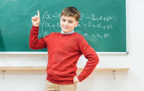 天才学生可以解决数学任务举起手图片