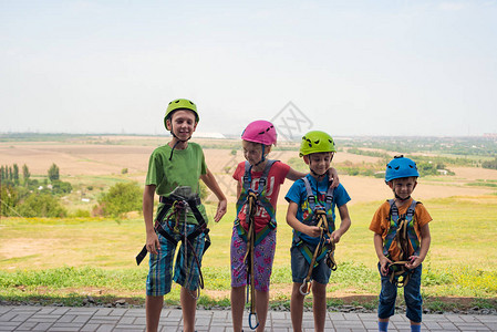四个孩子戴着头盔和登山服准备在极限公背景图片