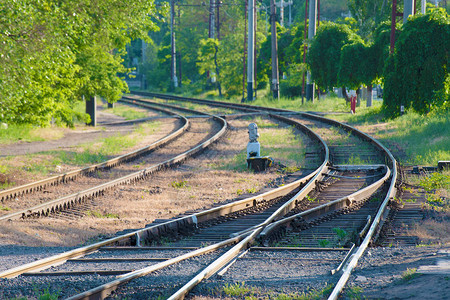 铁路的铁轨和箭头道路的岔路口图片