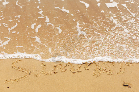 你好夏天的概念夏季文字写在沙滩和海浪上在热带岛屿上放图片