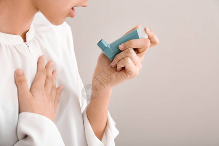 使用吸入器对抗轻背景哮喘背景图片