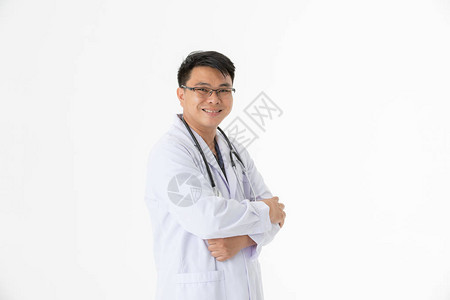 快乐的中年英俊亚洲医生的全长肖像图片
