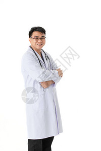快乐的中年英俊亚洲医生的全长肖像图片