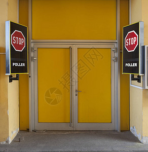 关闭的黄色门旁边图片