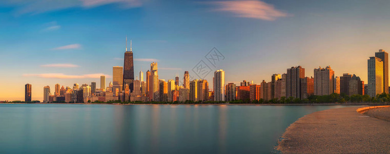 芝加哥天线全景在日落时穿过密歇根湖从北大道海滩观背景图片