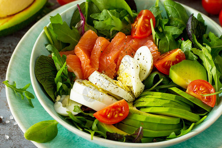 夏季健康沙拉与番茄鲑鱼鸡蛋阿沃卡多和放在一图片