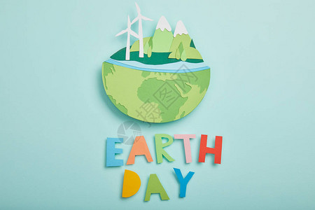 4月22地球日具有可再生能源和绿松石背景的彩色纸质字母地球日概念的剪纸背景