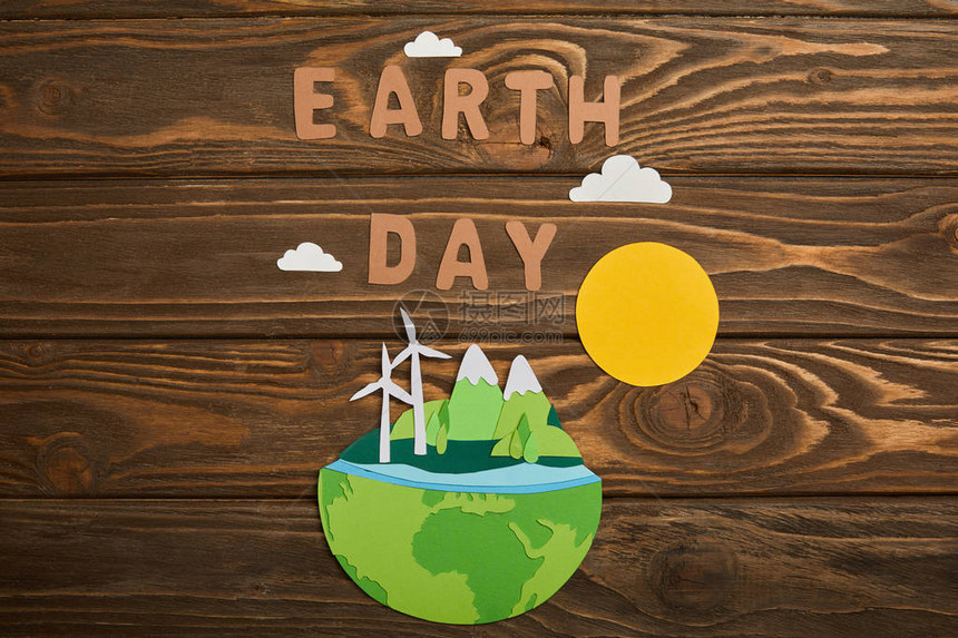具有可再生能源和木质背景字母地球日概念的剪纸图片