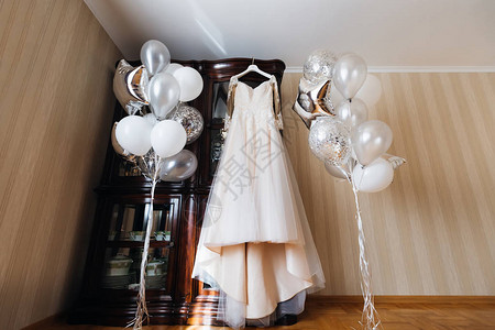 衣橱里的蕾丝婚纱房间里的充气球图片