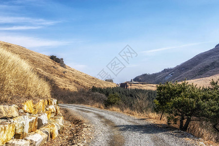 Ganwoljae小径和山顶上的休息区韩信上写着Ganwoljae休息站Ganwoljae是韩国蔚山附近著名的背景