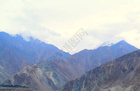 在山上看到山脚和背景美丽的山脚地景色图片