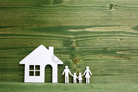 家庭形象绿色木制背景的房子图片