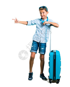 带着太阳眼镜和耳机与手提箱一起旅行的全体儿童身体图片